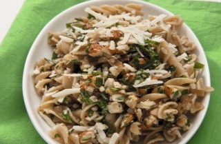 Pasta integral con nueces y hierbas